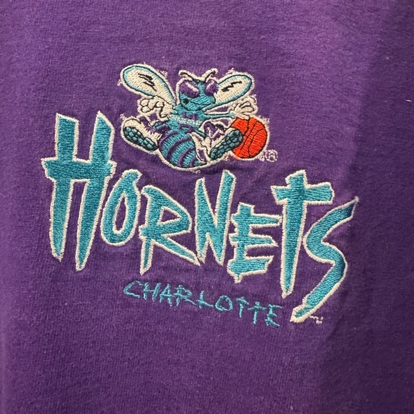 Charlotte Hornets Pro Player Purple Vintage 90s Embroidered T-Shirt - Picture 4 of 7